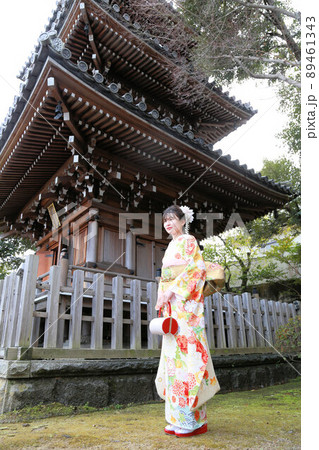 淡い色の振袖姿の新成人女性、成人式の成人振袖撮影、和装のロケーション撮影 89461343