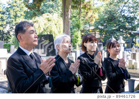 お葬式をする遺族 お葬式をする遺族 89461726