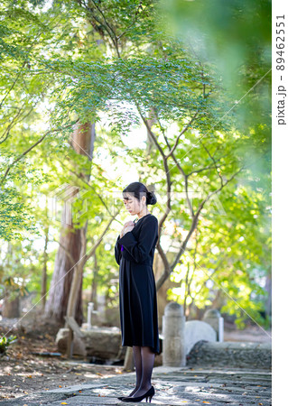 お葬式・葬儀に来た女性 お葬式・葬儀に来た女性 89462551