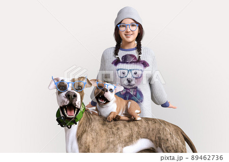 犬二匹と女の子が同じ青い眼鏡をかけて楽しそうにポージングする 89462736