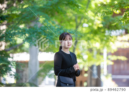 お葬式・葬儀に来た女性 お葬式・葬儀に来た女性 89462790