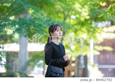 お葬式・葬儀に来た女性 お葬式・葬儀に来た女性 89462792