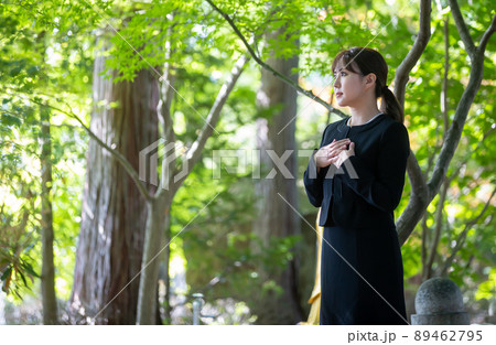 お葬式・葬儀に来た女性 89462795