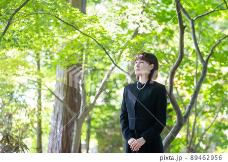 お葬式・葬儀に来た女性 お葬式・葬儀に来た女性 89462956