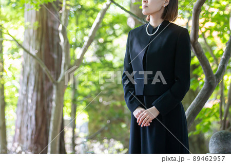 お葬式・葬儀に来た女性 89462957