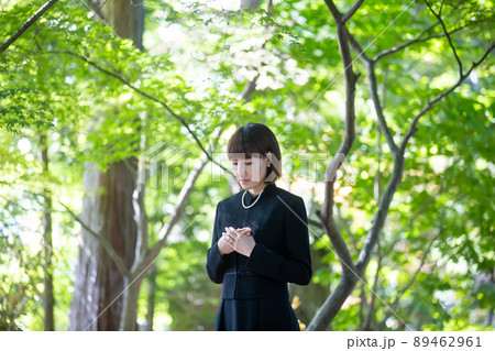 お葬式・葬儀に来た女性 お葬式・葬儀に来た女性 89462961
