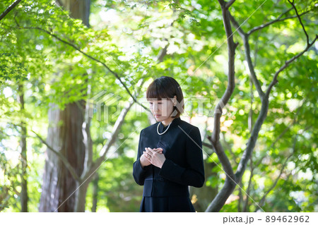 お葬式・葬儀に来た女性 89462962