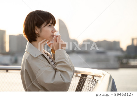 マスクをする女性の様子 89463127