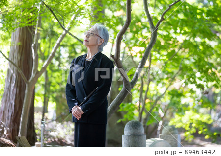 お葬式・葬儀に来た高齢者女性 お葬式・葬儀に来た高齢者女性 89463442