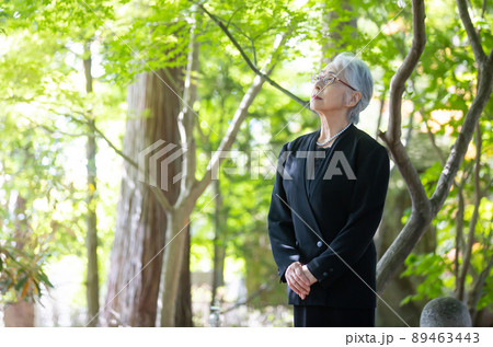 お葬式・葬儀に来た高齢者女性 89463443