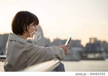 スマホを見つめる女性 89463593