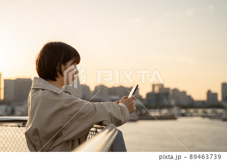 スマホを見つめる女性 89463739