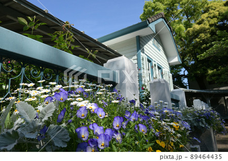 横浜山手公園の旧山手68番館と花 89464435