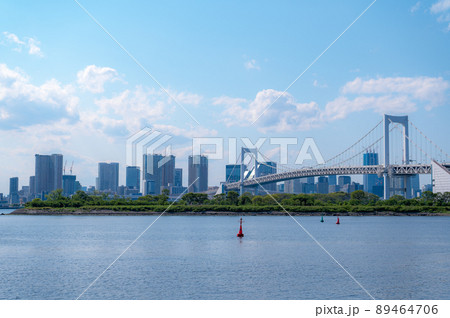 東京都港区台場から見た東京湾を望む都市景観 東京都港区台場から見た東京湾を望む都市景観 89464706