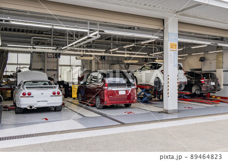 整備工場で点検整備を受ける車 整備工場で点検整備を受ける車 89464823