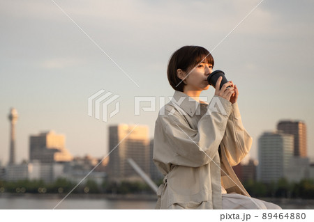 ベンチでくつろぐ女性 ベンチでくつろぐ女性 89464880