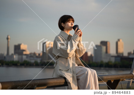 ベンチでくつろぐ女性 89464883