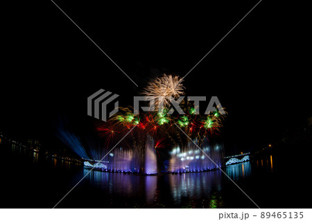 Beautiful fireworks in the night sky. 89465135