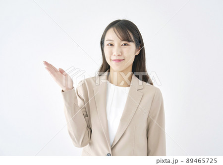 女性 ビジネス 案内 白背景 女性 ビジネス 案内 白背景 89465725