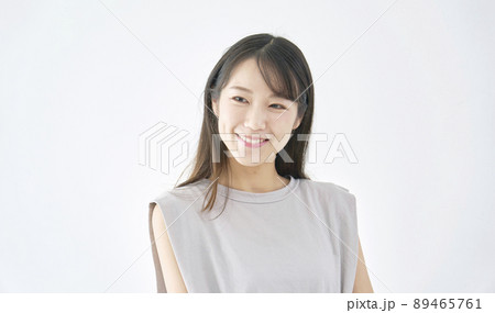 女性 笑顔 ポートレート 白背景 女性 笑顔 ポートレート 白背景 89465761