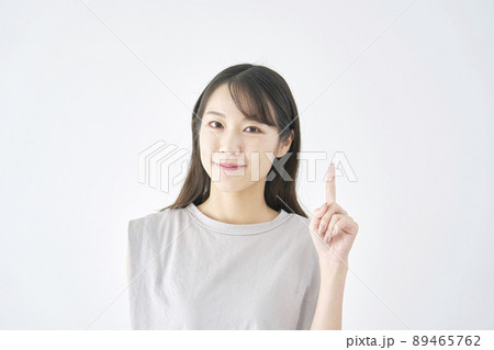 女性 笑顔 指差し 白背景 女性 笑顔 指差し 白背景 89465762
