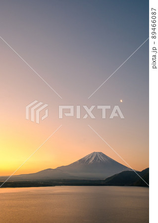 夜明けの本栖湖と富士山 夜明けの本栖湖と富士山 89466087