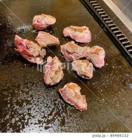 鉄板焼きの焼肉 89466132