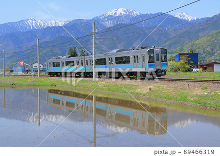 大糸線 北アルプス山麓 田植えのころ 大糸線 北アルプス山麓 田植えのころ 89466319