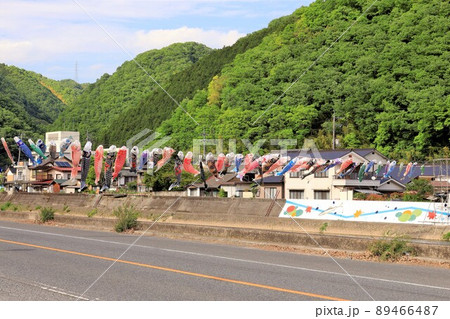 青空に泳ぐ鯉のぼり 89466487
