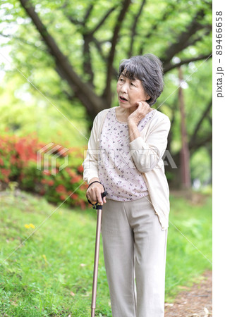 道に迷うシニア女性 89466658
