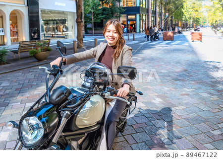 大型バイクとビジネスウーマン 丸の内 大型バイクとビジネスウーマン 丸の内 89467122