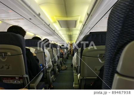 航空機内の情景 89467938