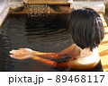 温泉に入る女性 89468117