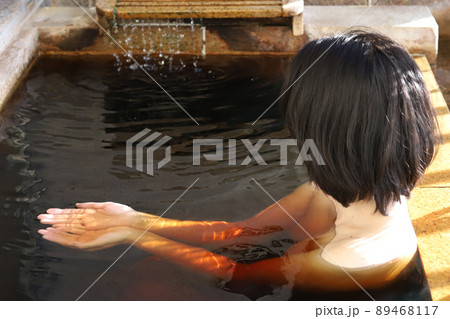 温泉に入る女性 89468117
