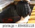 温泉に入る女性 89468118