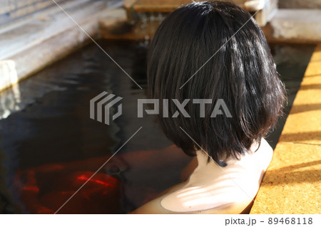 温泉に入る女性 温泉に入る女性 89468118