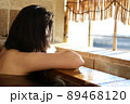 温泉に入る女性 89468120