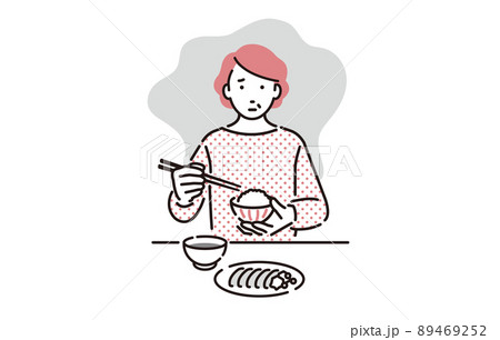 人物 寂しい表情をうかべながら孤食するシニア女性 89469252