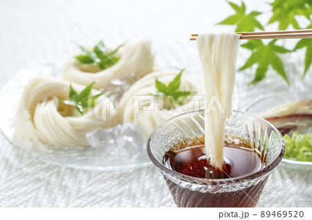 ガラスの器に盛られたそうめん 89469520