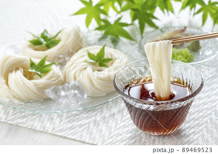 ガラスの器に盛られたそうめん ガラスの器に盛られたそうめん 89469523