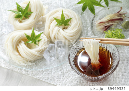 ガラスの器に盛られたそうめん ガラスの器に盛られたそうめん 89469525
