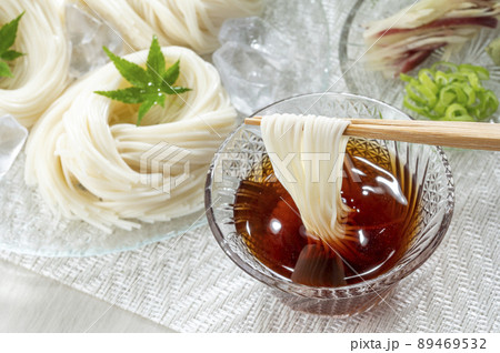 ガラスの器に盛られたそうめん ガラスの器に盛られたそうめん 89469532