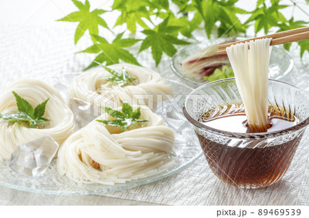 ガラスの器に盛られたそうめん 89469539