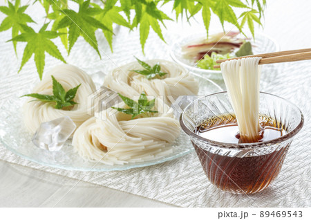 ガラスの器に盛られたそうめん 89469543