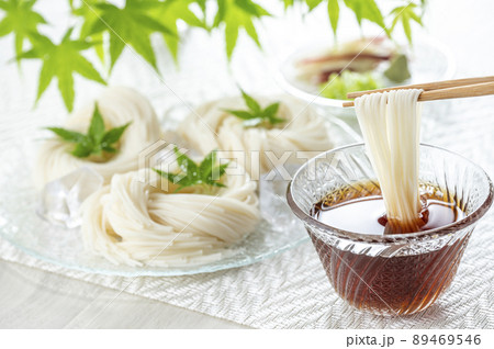 ガラスの器に盛られたそうめん 89469546