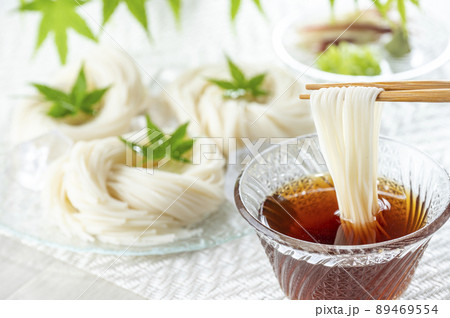 ガラスの器に盛られたそうめん ガラスの器に盛られたそうめん 89469554