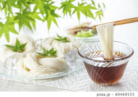 ガラスの器に盛られたそうめん 89469555
