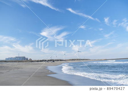 海岸沿いにたくさん並ぶ電力発電 海岸沿いにたくさん並ぶ電力発電 89470427