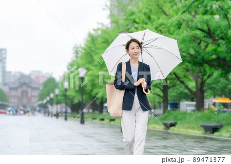 ビジネスウーマン 雨 傘 梅雨 ビジネスウーマン 雨 傘 梅雨 89471377
