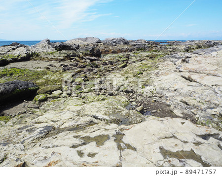 海岸の岩場の風景 89471757